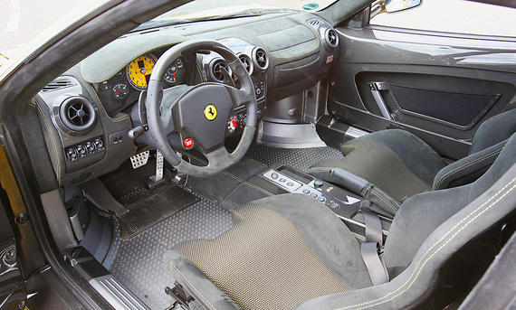 Das Cockpit des Ferrari 430 Scuderia.