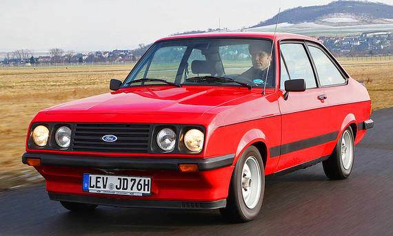 Der Ford Escort RS 2000 fahrend von vorne