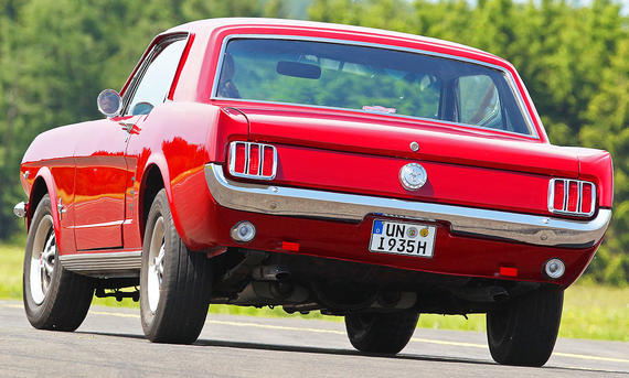 Der Ford Mustang fahrend von hinten