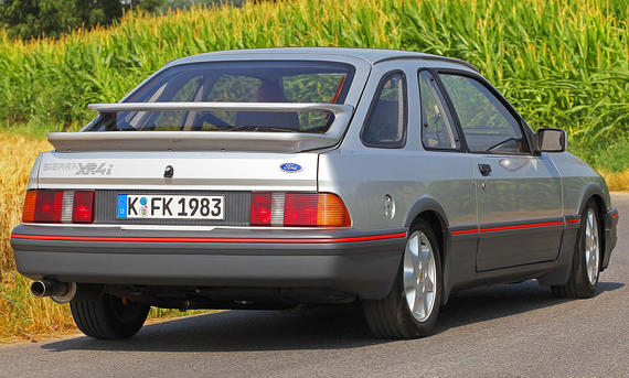 Der Ford Sierra XR4i  fahrend von hinten