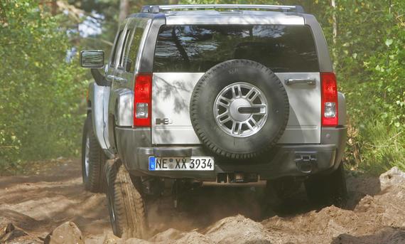 Der Hummer H3 fahrend von hinten