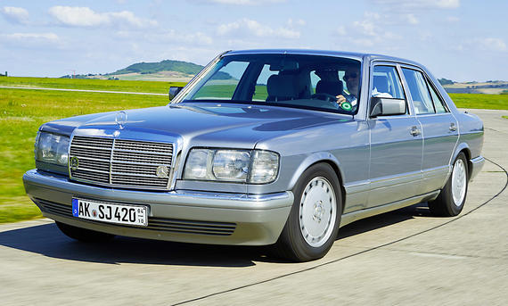 Der Mercedes 420 SE (W126) fahrend von schräg vorne fotografiert.