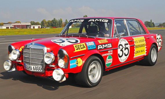 Der Mercedes 300 SEL AMG &quot;Rote Sau&quot; fahrend von schräg vorne