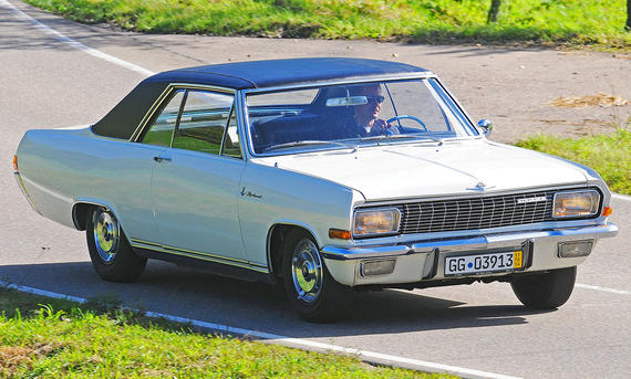 Das Opel Diplomat V8 Coupé fahrend von vorne