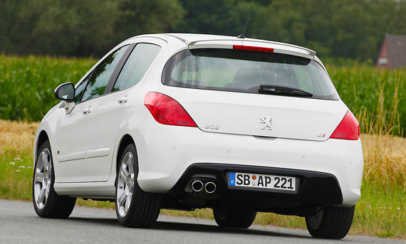 Der Peugeot 308 GTi fahrend von schräg hinten fotografiert.