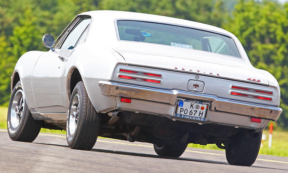 Der Pontiac Firebird fahrend von hinten