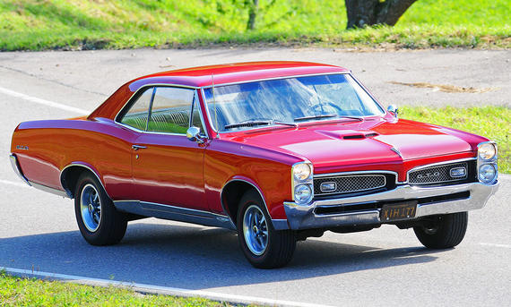 Der Pontiac GTO fahrend von vorne