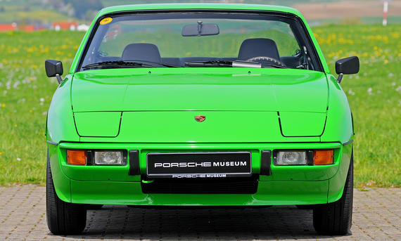 Der Porsche 924 stehend von vorne