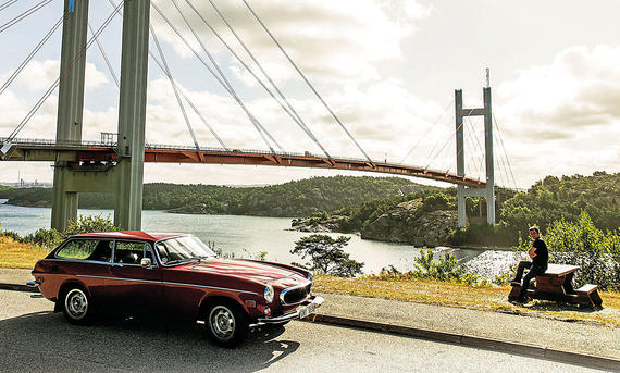 Der Volvo P 1800 ES stehend vor einer Brücke