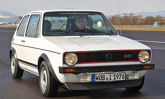 Der VW Golf GTI fahrend von vorne