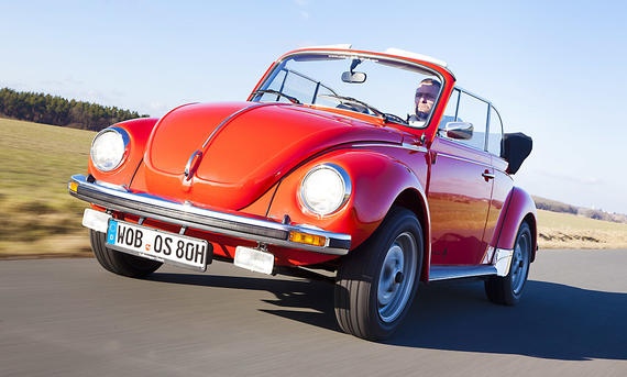 VW Käfer 1303 Cabrio Frontansicht fahrend