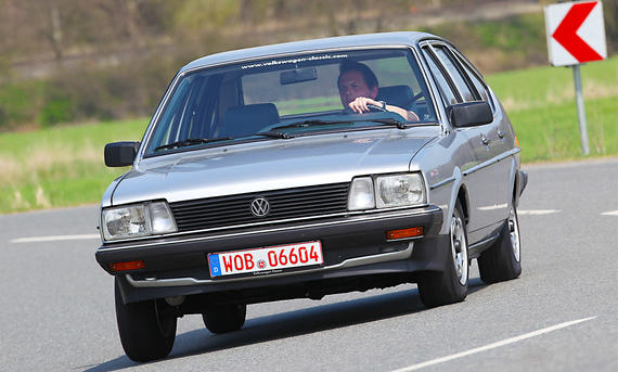 Der VW Passat CL Formel E fahrend von schräg vorne fotografiert.