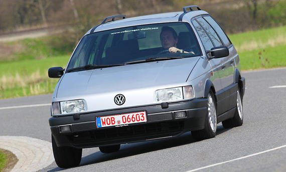 Der VW Passat GT G60 fahrend von schräg vorne fotografiert.