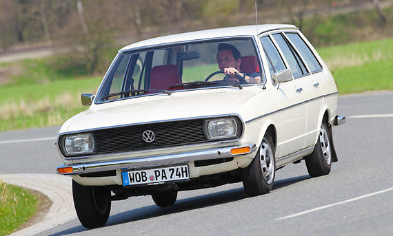 Der VW Passat L Variant fahrend von schräg vorne fotografiert.