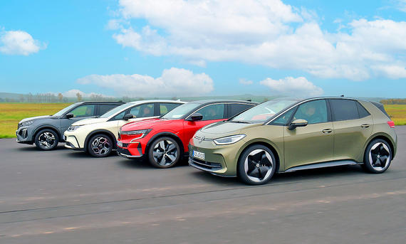 Blick von schräg vorne auf Peugeot E-2008, BYD Dolphin, Renault Megane &amp; VW ID.3, die in einer Gruppe fahren.