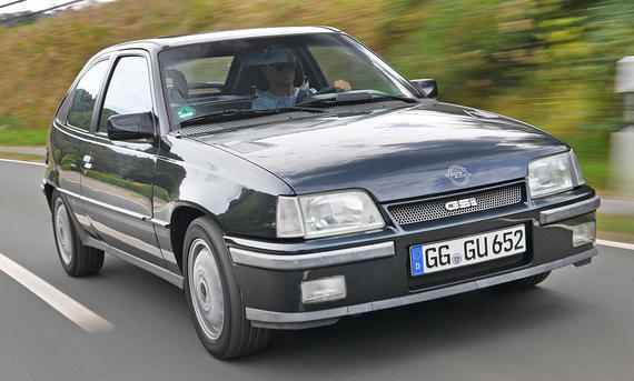 Der Opel Kadett GSi fahrend von vorne