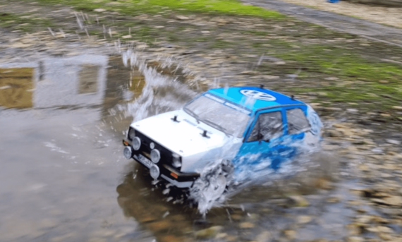 Tamiya-Golf driftet beim Test durch eine Pfütze