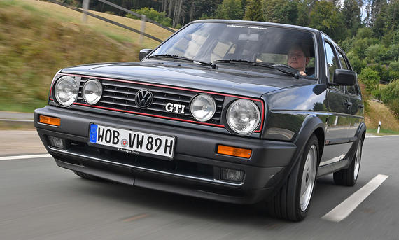 Der VW Golf GTI fahrend von vorne