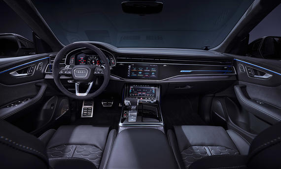 Audi RS Q8 Facelift (2024); Innenansicht; SUV; sportliches SUV; graues Auto, stehend; Cockpit; Innenraum; Interieur; Armaturen; Lenkrad