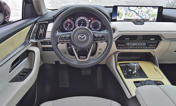 Das Cockpit des Mazda CX-80.