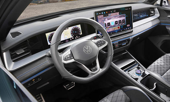 Das Cockpit des VW Tayron (2025) durchs geöffnete linke Fenster fotografiert