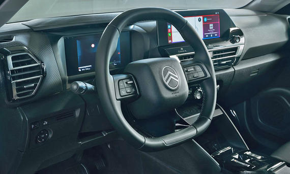 Citroën ë-C4 X Facelift (2025) Innenraum, Sicht auf das Lenkrad und Cockpit