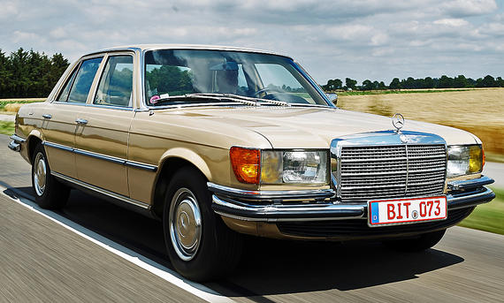 Der Mercedes 350 SE fahrend von schräg vorne