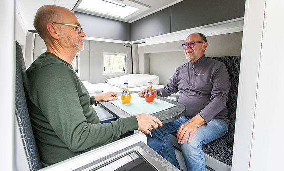 Das Bild zeigt die Sitzgruppe des La Strada Regent E mit zwei sitzenden Personen.