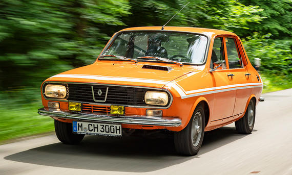 Blick von schräg vorne auf den fahrenden Renault 12 Gordini.