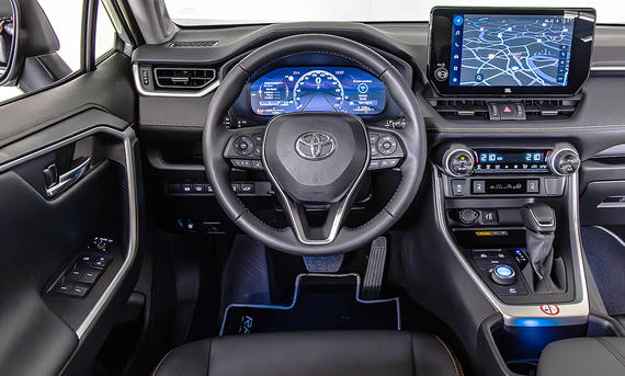 Cockpit des Toyota RAV4, vom Fahrersitz aus fotografiert.