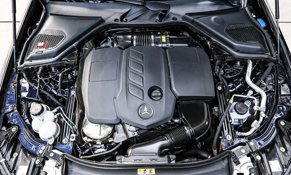 Mercedes E-Klasse T-Modell; Motor; Motorraum; geöffnete Motorhaube
