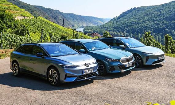 VW ID.7 Tourer/BMW i5 Touring/Nio ET5 Touring; stehend; Gruppenfoto; Elektroautos; Kombis; Frontansicht