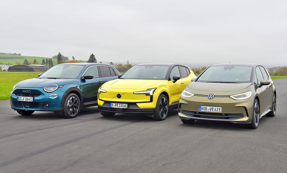 Gruppenbild der fahrenden Elektroautos Fiat 600e, Volvo EX30 &amp; VW ID.3, die auf die Kamera zufahren. 