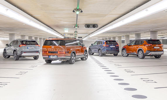 Toyota RAV4, Hyundai Santa Fe, Honda CR-V und Nissan X-Trail stehen in einer Parkgarage.