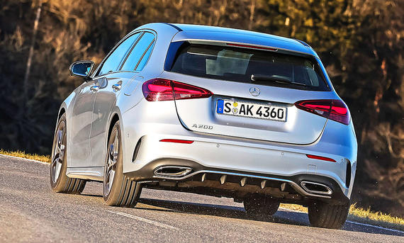 Blick von schräg hinten auf den fahrenden Mercedes A 200.