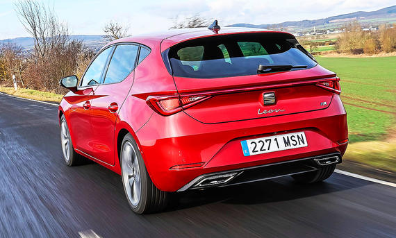 Blick von schräg hinten auf den fahrenden Seat Leon.