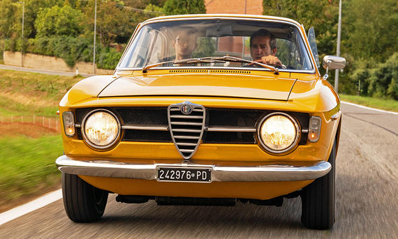 Die Alfa Romeo Giulia GT 1300 Junior fahrend von vorne