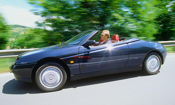 Der Alfa Romeo Spider Typ 916 fahrend von der Seite fotografiert.