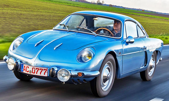 Die Alpine A108 (1965) fahrend von schräg vorne fotografiert.