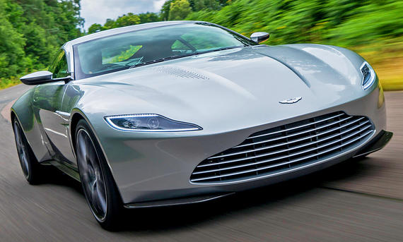 Der Aston Martin DB10 (2014) fahrend von vorne