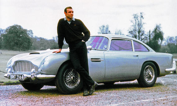 James Bond (Sean Connery) steht am Aston Martin DB5 (1963)