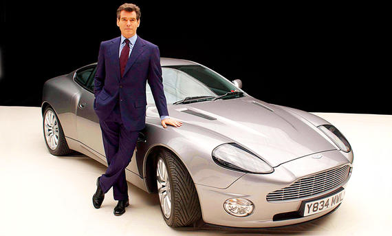 James Bond steht am Aston Martin V12 Vanquish (2001)