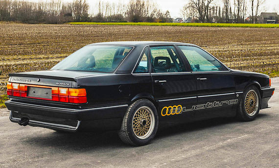 Der Audi 5000 CS Quattro statisch von schräg hinten fotografiert.