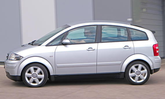 Der Audi A2 fahrend seitlich