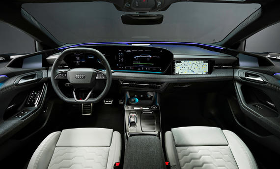 Audi A6 e-tron Avant (2024); Elektroauto; stehend; Innenraum; Interieur; Innenansicht; Cockpit; Lenkrad; Sitze; Armaturen