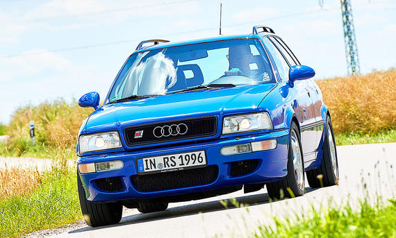 Der Audi RS2 Avant fahrend von schräg vorne fotografiert.