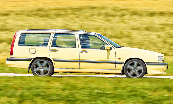 Der Volvo 850 T-5R fahrend von der Seite fotografiert.