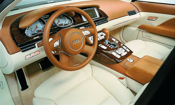 Das Cockpit des Audi Avantissimo.