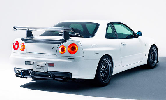 BBL Nissan Skyline R34 GT-R stehend von hinten fotografiert.