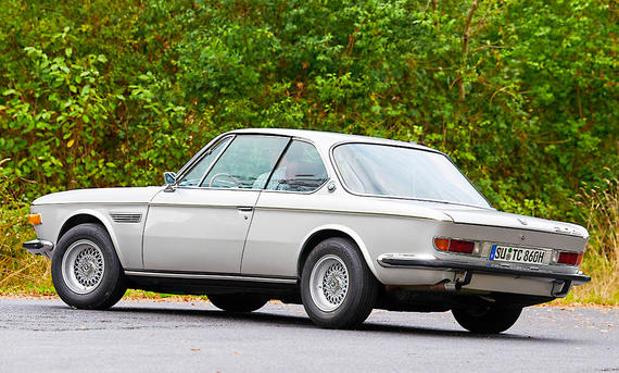 BMW 3.0 CSi Heckansicht fahrend